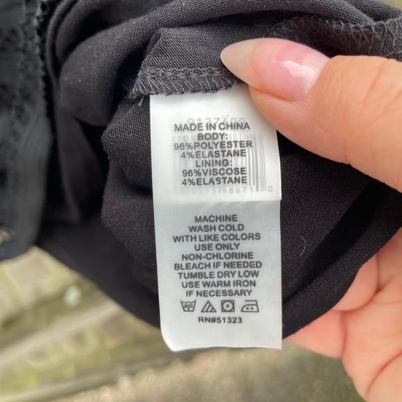 VINCE CAMUTO COLD SHOULDER TOP - Picture 4 of 5